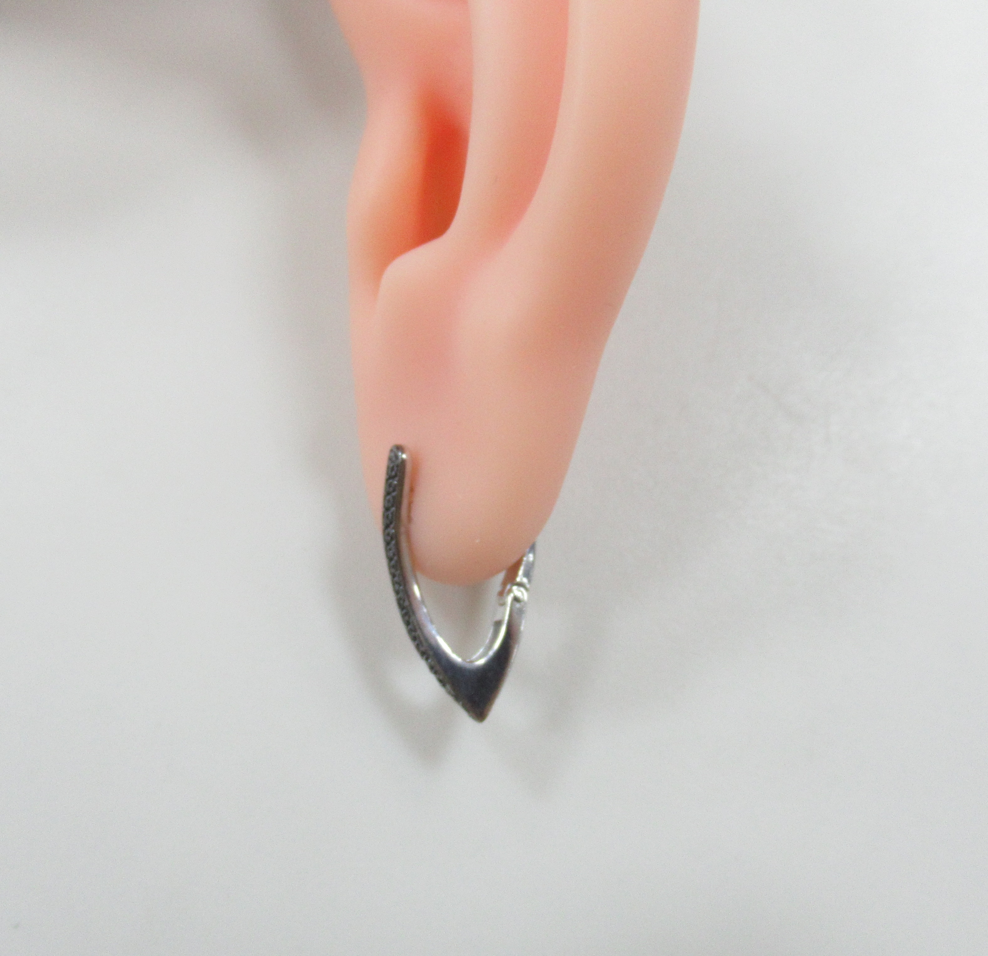 Серебряные серьги со шпинелью